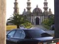 (Foto de archivo) Un coche accede a la iglesia del Palmar en una imagen de archivo