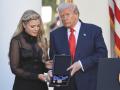 FOTODELDÍA AME8020. WASHINGTON (ESTADOS UNIDOS), 14/10/2025.- El presidente de Estados Unidos, Donald Trump (d), posa junto a la viuda Erika Kirk, durante la entrega de la Medalla Presidencial de la Libertad de manera póstuma al activista conservador Charlie Kirk este martes, en Washington (Estados Unidos). EFE/ Octavio Guzmán