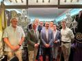 Ángel Cano, en el centro, junto a su nueva junta y el presidente de la Agrupación de Cofradías