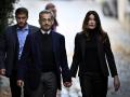 El expresidente francés Nicolas Sarkozy (izq.), acompañado de su esposa Carla Bruni-Sarkozy, sale de su residencia para presentarse en la prisión de La Santé