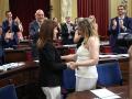 La presidenta del Baleares, Marga Prohens y la y la portavoz de VOX en el Parlamento balear, Manuela Cañada, celebran la aprobación de los presupuestos en de julio de 2025.