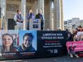Manifestación en París por la liberación de Cécile Kohler y su pareja