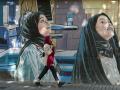 Una mujer iraní pasa junto a un mural en una calle de Teherán, Irán, el 20 de octubre de 2025