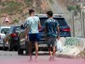 (Foto de ARCHIVO)
Dos migrantes pasean por la calle, a 27 de julio de 2025, en Ceuta (España). Un grupo de 27 menores extranjeros no acompañados ha abandonado Ceuta en la mañana de este lunes 28 de julio para partir hacia Andalucía, donde serán acogidos en virtud del protocolo de cooperación entre autonomías que ha sido activado entre la Ciudad Autónoma y la Junta.

Antonio Sempere / Europa Press
28 JULIO 2025
27/7/2025