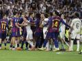 Los jugadores del Real Madrid y del Barcelona discuten durante el partido