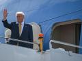 El presidente de Estados Unidos, Donald Trump, saluda al partir en el Air Force One desde el Aeropuerto Internacional de Kuala Lumpur