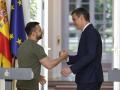 El presidente del gobierno español, Pedro Sánchez (d), y el presidente de Ucrania, Volodímir Zelenski​