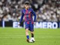 Pedri controla un balón en el clásico ante el Real Madrid