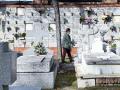 Una mujer lleva flores a un ser querido en el Cementerio de la Almudena