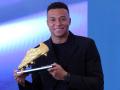 Kylian Mbappé posa con la Bota de Oro