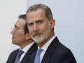 El Rey Felipe VI (d), acompañado por el ministro de Asuntos Exteriores, Unión Europea y Cooperación, José Manuel Albares (i), preside la cena institucional del III Foro Internacional Expansión