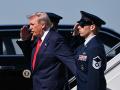 El presidente Donald Trump hace el saludo militar al bajar del Air Force One