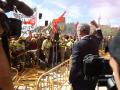 Manifestación a las puertas de Las Cortes para exigir la equiparación laboral de los bomberos forestales y la profesionalización del colectivo