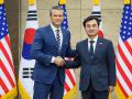 El Ministerio de Defensa de Corea del Sur muestra al Secretario de Defensa de Estados Unidos, Pete Hegseth (izq.), estrechando la mano del Ministro de Defensa de Corea del Sur, Ahn Gyu-back (der.),