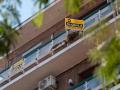 Cartel de alquiler en un edificio de la capital