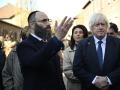 Auschwitz (Polonia).- El ex primer ministro británico Boris Johnson visitó junto al presidente de la Asociación Judía Europea, el rabino Menachem Margolin, el campo de concentración de Auschwitz como parte de una delegación de 150 líderes europeos que participaron en una conferencia sobre antisemitismo