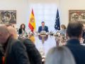 El presidente del gobierno, Pedro Sánchez(c), junto a su equipo de ministros, durante una reunión del Consejo de Ministros