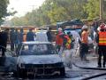 Restos de un coche bomba frente a un tribunal de Islamabad, Pakistán