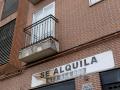 Un cartel anuncia un alquiler,