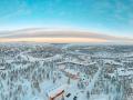 Vista aérea de la aldea de Santa Claus en Rovaniemi, en la Laponia finlandesa.