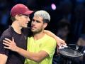 Sinner abraza a Alcaraz a la conclusión de la final de la Copa de Maestros
