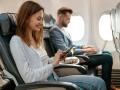 Pasajeros conectados en vuelo a su teléfono y a su ordenador.