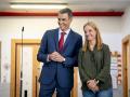 El presidente del Gobierno, Pedro Sánchez, y la alcaldesa de la localidad, Sara Hernández