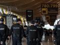 Varios agentes de la Policía Nacional en la T4 del Aeropuerto Adolfo Suárez-Madrid Barajas, a 12 de mayo de 2025, en Madrid (España). Varios centenares de personas sin hogar viven y pernoctan en las instalaciones del Aeropuerto Adolfo Suárez-Madrid Barajas