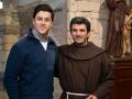 El popular actor, con un franciscano en el Camino de Santiago
