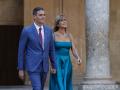 (El presidente del Gobierno en funciones, Pedro Sánchez, junto a su mujer, Begoña Gómez