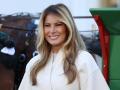 «Es un árbol precioso», aseguró la primera dama mientras rodeaba el carruaje y posaba para las fotos. Melania escogió para la ocasión un abrigo largo en blanco y unos guantes color borgoña de piel. Remató su 'look' con unos tacones con estampado tartan.