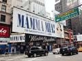 Cartel de la representación del musical 'Mamma mia' en un teatro de Broadway (Nueva York)