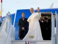 El Papa León XIV subiendo el avión para iniciar su viaje a Turquía y Líbano
