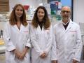 Los investigadores Alexandra Bizy, Amalia Solana-Orts y Enric Poch, coautores del estudio sobre el papel del gen Rnd3 en trastornos del desarrollo neurológico