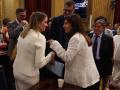 Marga Prohens y Manuela Cañadas se saludan en el Parlamento en 2024