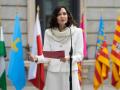 MADRID, 06/12/2025.- La presidenta de la Comunidad de Madrid, Isabel Díaz Ayuso, hace una declaración a la prensa a su llegada al acto institucional por el Día de la Constitución, este sábado, en Madrid. EFE/Borja Sánchez-Trillo