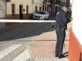 Un efectivo de la Policía Local precinta el acceso a la vivienda de la localidad sevillana de El Viso de Alcor en la que anoche fue hallada muerta una mujer, a primera hora de este domingo
