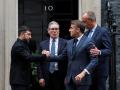 El presidente de Ucrania, Volodymyr Zelensky (izq.), el primer ministro británico, Keir Starmer (segundo por la izq.), el presidente de Francia, Emmanuel Macron (segundo por la der.) y el canciller alemán, Friedrich Merz (der.), se despiden en el número 10 de Downing Street
