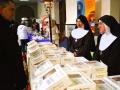 Unas monjas atienden su puesto en 'Dulzura en Clausura', la feria de Palencia
