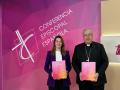Ester Martín y monseñor César García Magán, en la presentación de la Memoria
