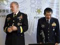 ?residente del Estado Mayor Conjunto de los Estados Unidos, general Martin Dempsey (i) y su homólogo japonés, el general Shigeru Iwasaki