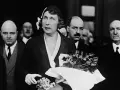 La reina Victoria Eugenia, a su llegada a París, el 15 de abril de 1931