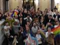 El PSC, Junts, ERC, los Comunes y la CUP posan con varias entidades LGTBI tras aprobar la ley