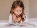 Una niña leyendo