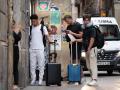 Turistas entrando en un piso turístico en Barcelona