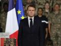 El presidente de Francia, Emmanuel Macron, observa antes de dirigirse a las tropas francesas durante una ceremonia en la base del 5.º Regimiento de Coraceros en la ciudad militar de Zayed, cerca de Abu Dabi,