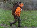Un cazador transporta un jabalí muerto durante una jornada de caza en Villafranca Montes de Oca, cerca de Burgos, en el norte de España, el 7 de diciembre de 2025.