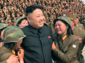 Kim Jong-un asediado por soldados mujeres de su ejército