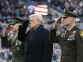 El presidente de EE.UU., Donald Trump (C), saluda durante el 126.º Partido del Ejército y la Armada