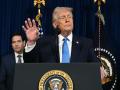 El presidente de Estados Unidos, Donald Trump, habla con la prensa mientras el secretario de Estado, Marco Rubio, observa las acciones militares estadounidenses en Venezuela